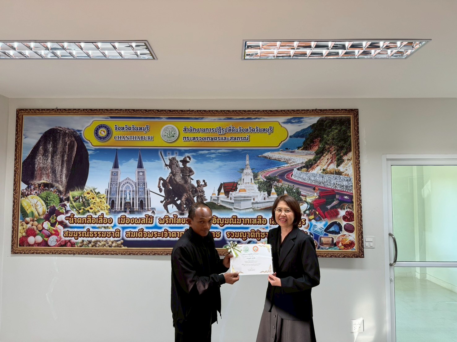 title - ส.ป.ก.จันทบุรี จัด﻿ฝึกอบรมโครงการพัฒนาผู้แทนเกษตรกร กิจกรรมพัฒนาผู้แทนเกษตรกรในเขตปฏิรูปที่ดิน ปีงบประมาณ พ.ศ. 2569 หลักสูตร การเพิ่มทักษะและเพิ่มประสิทธิภาพการดำเนินงานอาสาสมัครปฏิรูปที่ดินเพื่อเกษตรกรรม (อสปก.) โดยจัดฝึกอบรมผ่านทางระบบอิเล็กทรอนิกส์ โปรแกรม Zoom meeting 